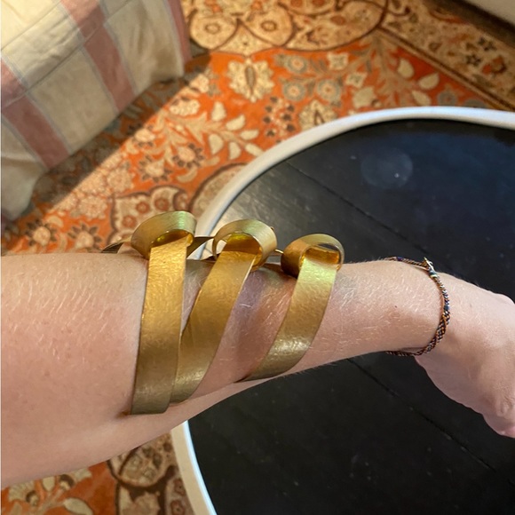 Gorgeous hammered gold cuff - Picture 7 of 11